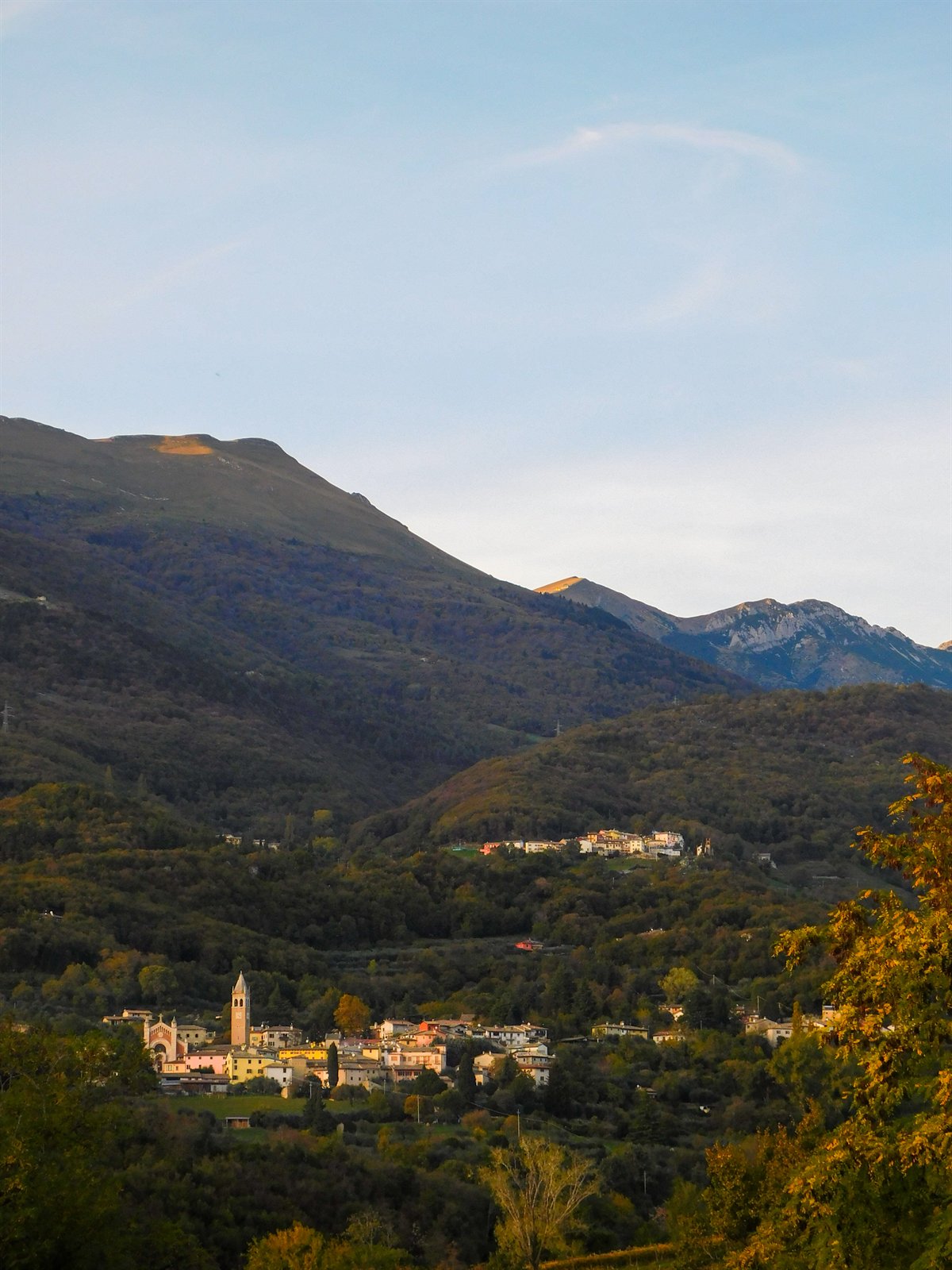 Monte Baldo und das Dorf Pazzon von Ivan Pogodin